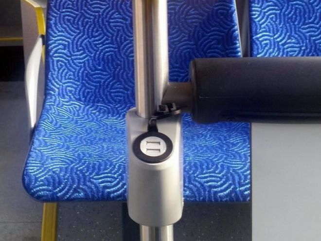 Ładowarka USB we wrocławskim autobusie Solaris