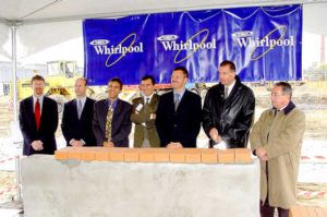 Fot. www.paiz.gov.pl | Inauguracja budowy fabryki Whirlpoola we Wrocławiu w 2004 roku – wmurowanie kamienia węgielnego pod inwestycję